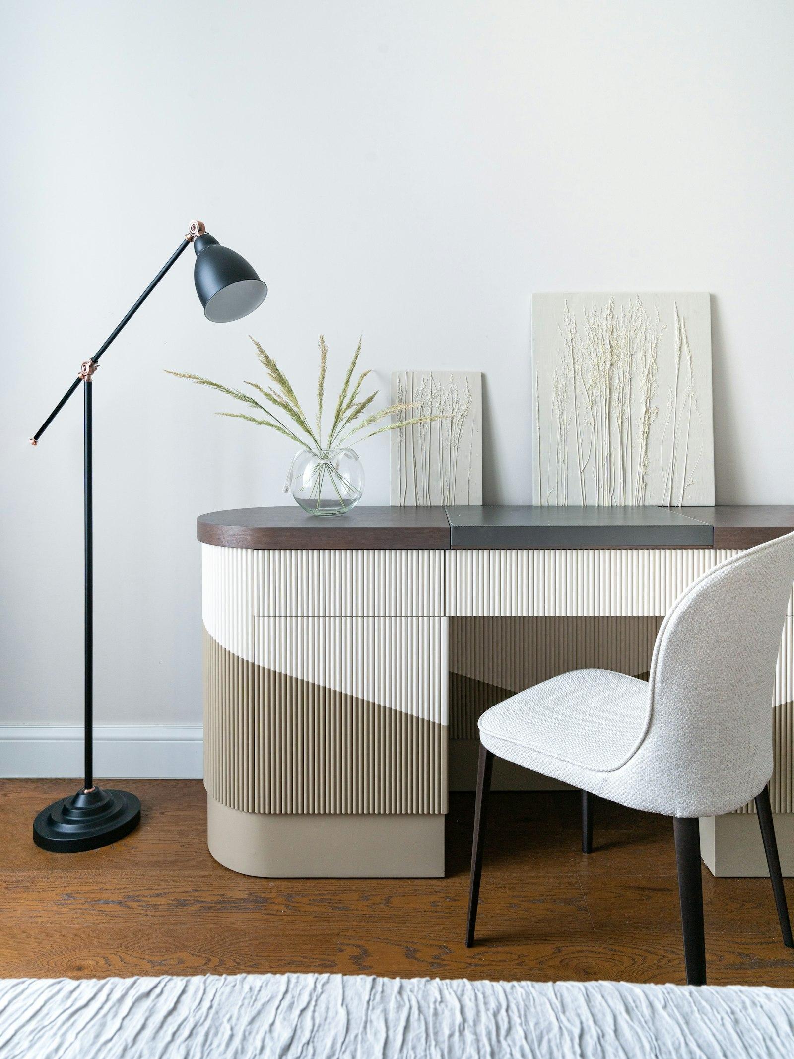 Bureau sur mesure et fauteuil dans un intérieur contemporain