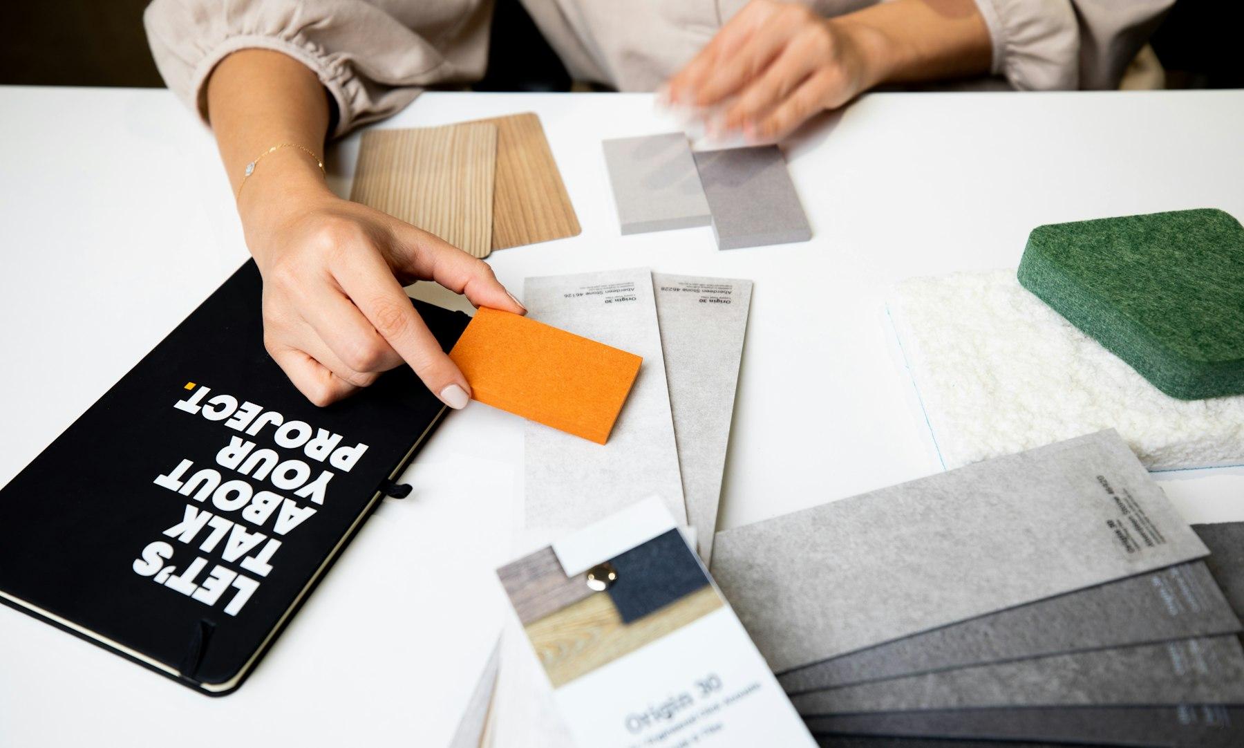 Sélection d'échantillons de matériaux et de finitions lors d'un rendez-vous client